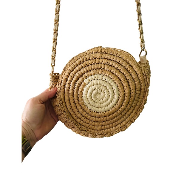 Round Straw Woven Crossbody Bag With Chain Strap Wooden Button Closure - Picture 4 of 6
